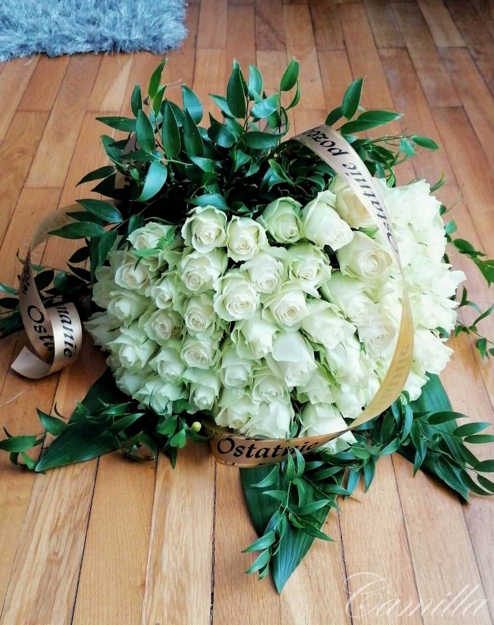 wieńce i wiązanki wiązanka pogrzebowa z białych róż ostatnie pożegnanie florystyka funeralna